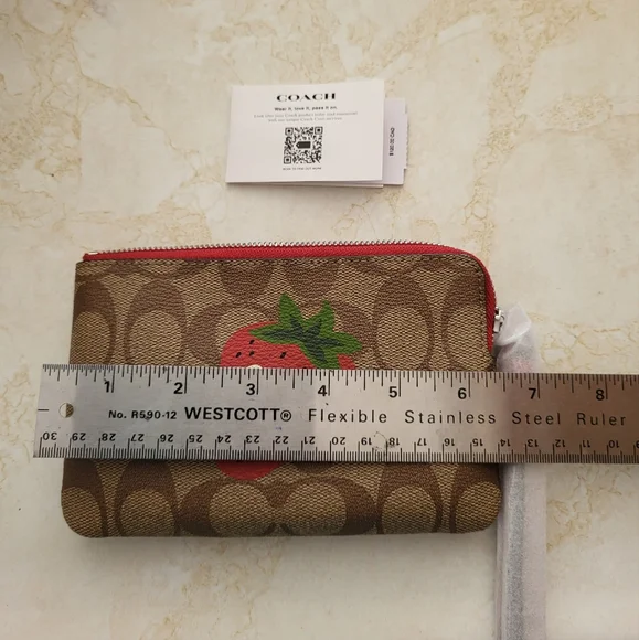 NWT! 🥳HOST PICK🥳 Coach Strawberry 🍓 Print Wristlet! - Picture 5 of 8